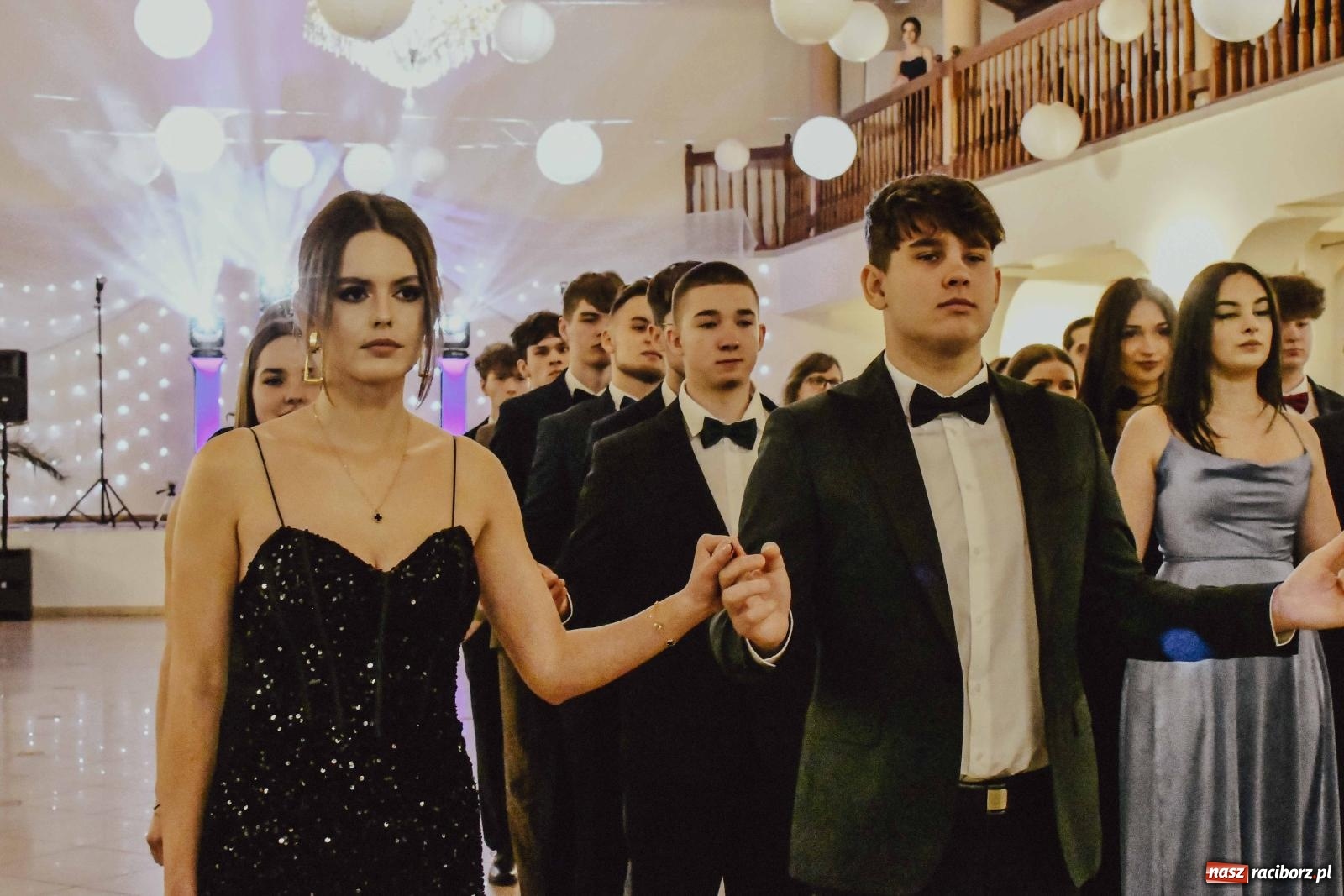 Zdjęcie w galerii na portalu naszraciborz.pl: Maturzyści I LO i Liceum Sztuk Plastycznych zatańczyli poloneza w Rogowie [FOTO i WIDEO] wiadomości z regionu