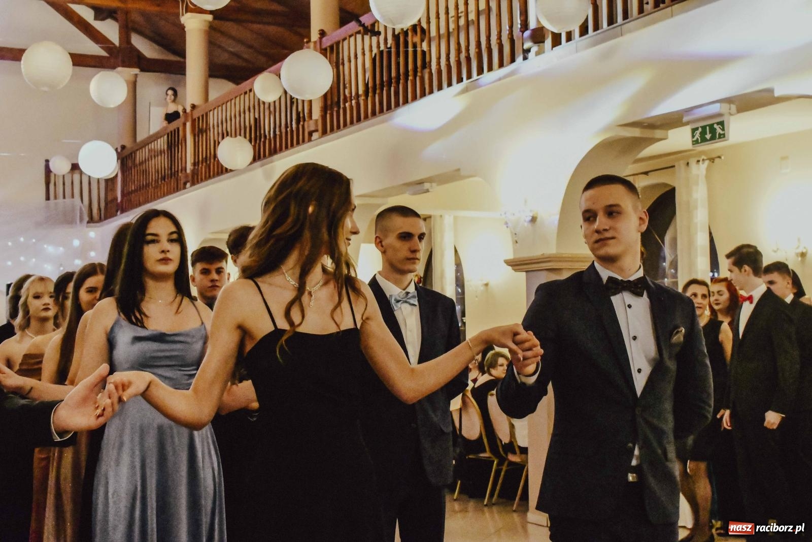 Zdjęcie w galerii na portalu naszraciborz.pl: Maturzyści I LO i Liceum Sztuk Plastycznych zatańczyli poloneza w Rogowie [FOTO i WIDEO] wiadomości z regionu