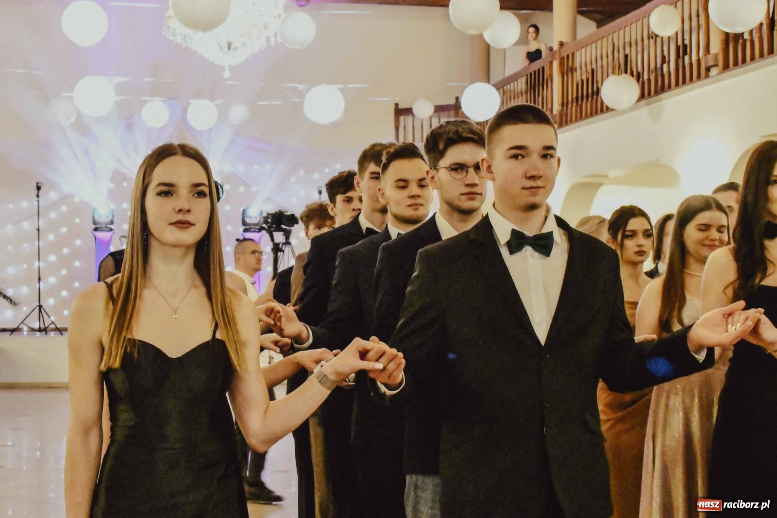 Zdjęcie w galerii na portalu naszraciborz.pl: Maturzyści I LO i Liceum Sztuk Plastycznych zatańczyli poloneza w Rogowie [FOTO i WIDEO] wiadomości z regionu