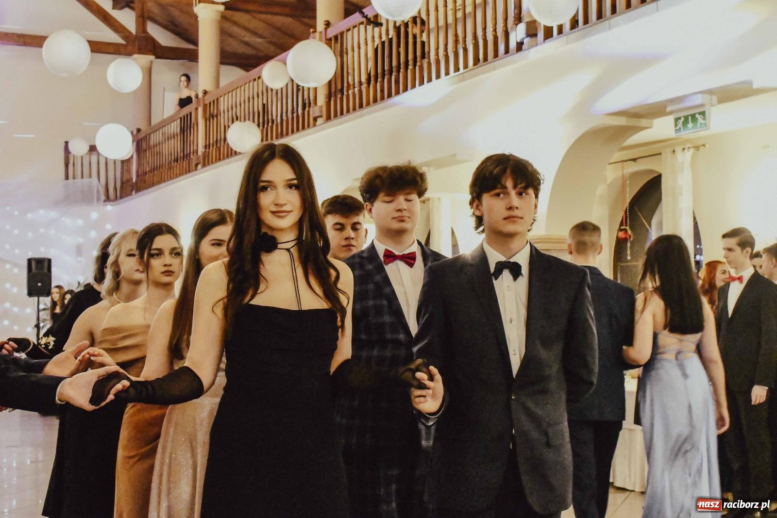 Zdjęcie w galerii na portalu naszraciborz.pl: Maturzyści I LO i Liceum Sztuk Plastycznych zatańczyli poloneza w Rogowie [FOTO i WIDEO] wiadomości z regionu