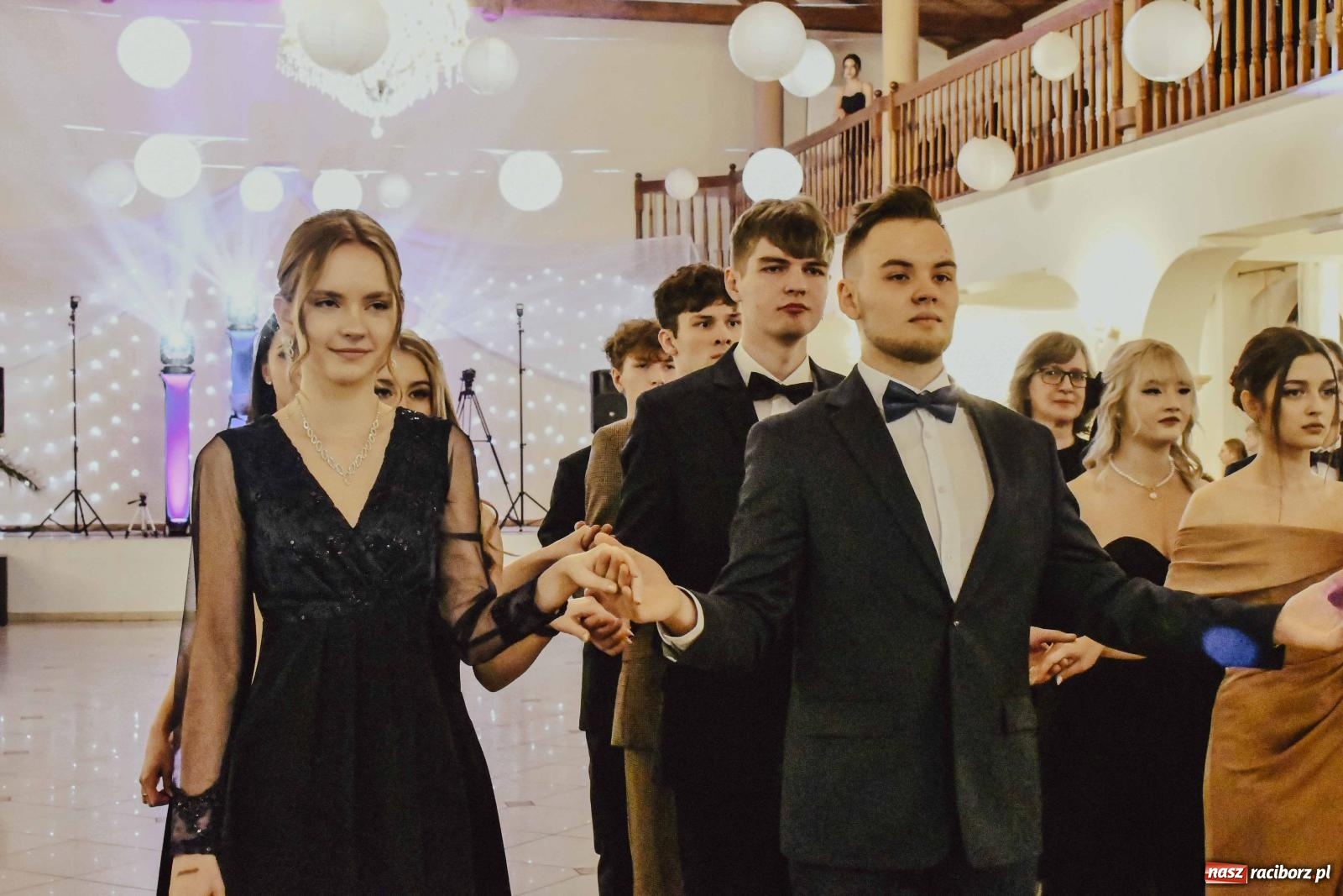Zdjęcie w galerii na portalu naszraciborz.pl: Maturzyści I LO i Liceum Sztuk Plastycznych zatańczyli poloneza w Rogowie [FOTO i WIDEO] wiadomości z regionu