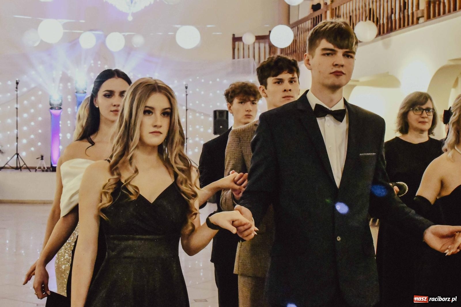 Zdjęcie w galerii na portalu naszraciborz.pl: Maturzyści I LO i Liceum Sztuk Plastycznych zatańczyli poloneza w Rogowie [FOTO i WIDEO] wiadomości z regionu