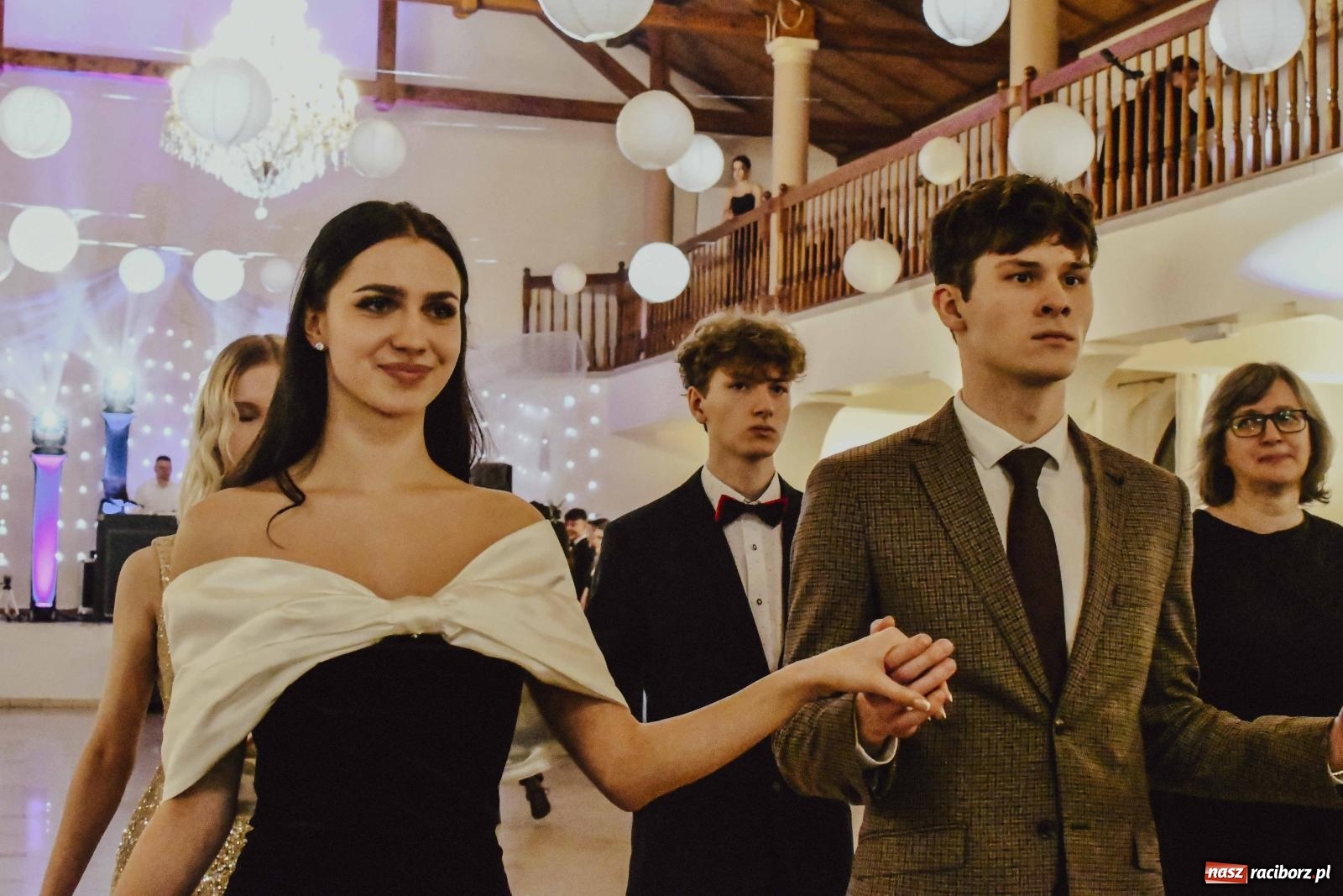 Zdjęcie w galerii na portalu naszraciborz.pl: Maturzyści I LO i Liceum Sztuk Plastycznych zatańczyli poloneza w Rogowie [FOTO i WIDEO] wiadomości z regionu