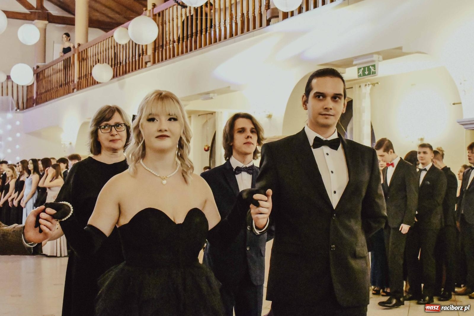 Zdjęcie w galerii na portalu naszraciborz.pl: Maturzyści I LO i Liceum Sztuk Plastycznych zatańczyli poloneza w Rogowie [FOTO i WIDEO] wiadomości z regionu