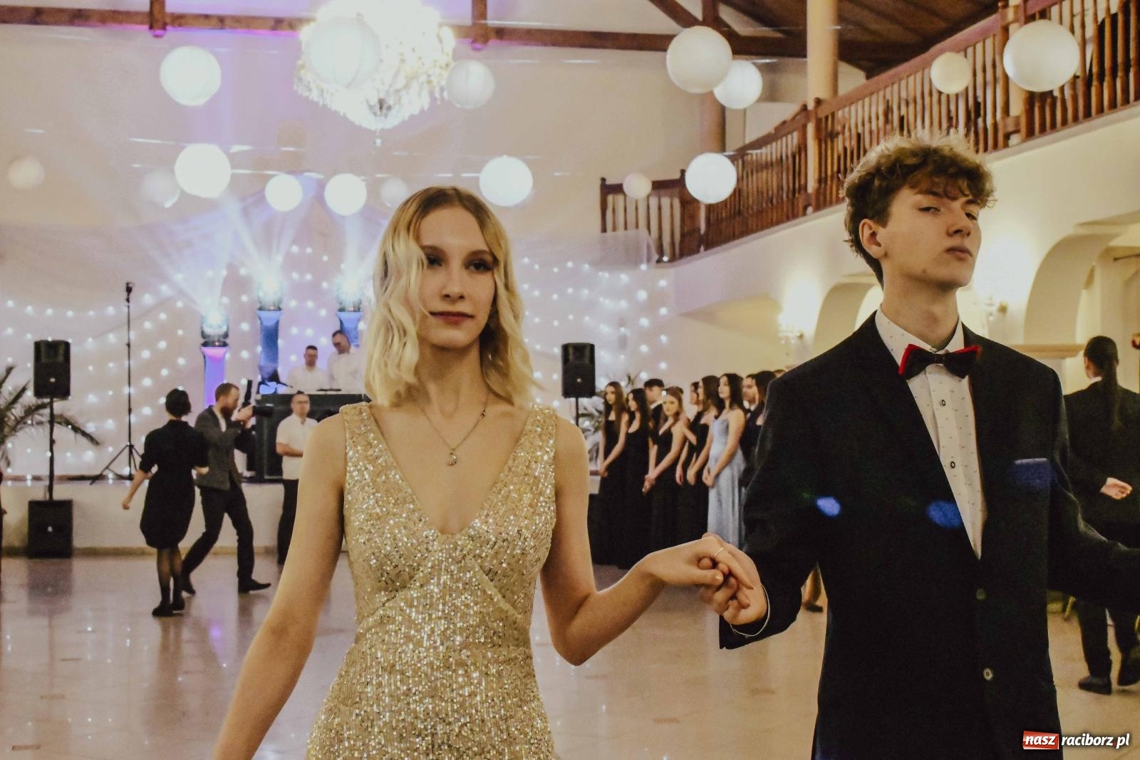 Zdjęcie w galerii na portalu naszraciborz.pl: Maturzyści I LO i Liceum Sztuk Plastycznych zatańczyli poloneza w Rogowie [FOTO i WIDEO] wiadomości z regionu