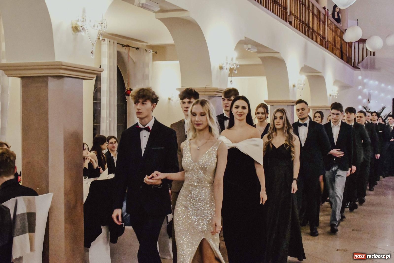 Zdjęcie w galerii na portalu naszraciborz.pl: Maturzyści I LO i Liceum Sztuk Plastycznych zatańczyli poloneza w Rogowie [FOTO i WIDEO] wiadomości z regionu