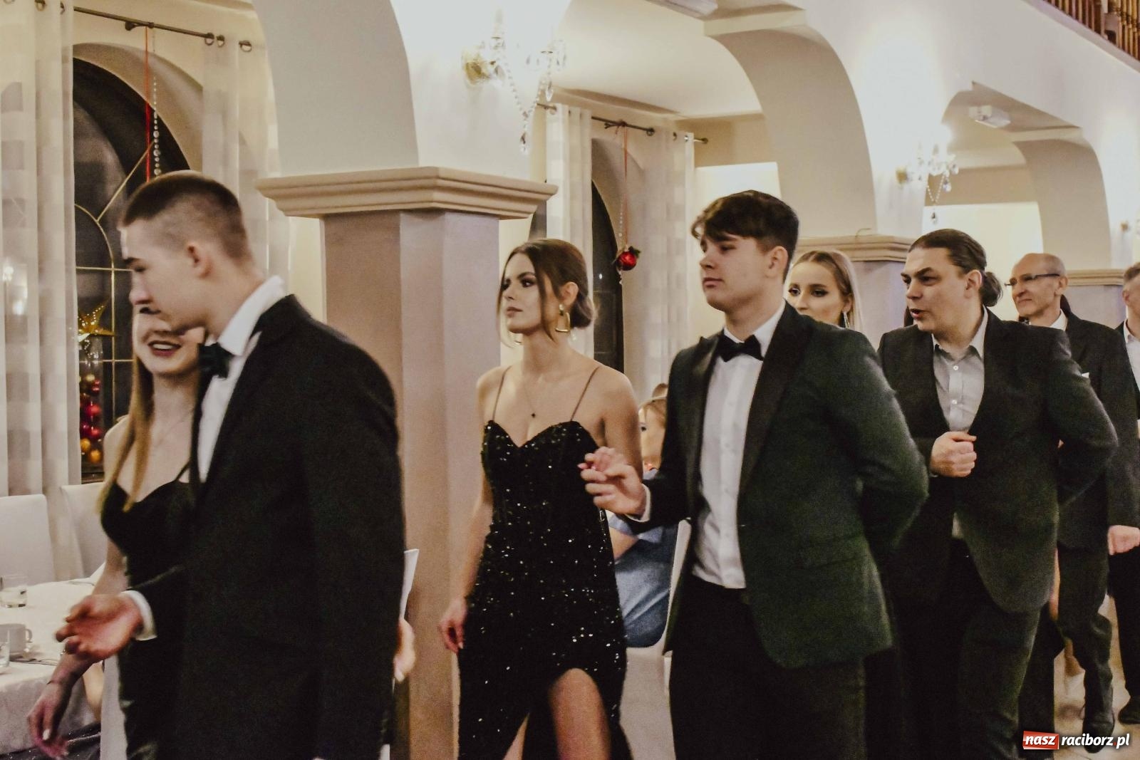 Zdjęcie w galerii na portalu naszraciborz.pl: Maturzyści I LO i Liceum Sztuk Plastycznych zatańczyli poloneza w Rogowie [FOTO i WIDEO] wiadomości z regionu