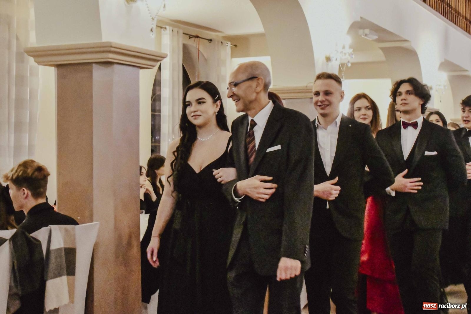 Zdjęcie w galerii na portalu naszraciborz.pl: Maturzyści I LO i Liceum Sztuk Plastycznych zatańczyli poloneza w Rogowie [FOTO i WIDEO] wiadomości z regionu