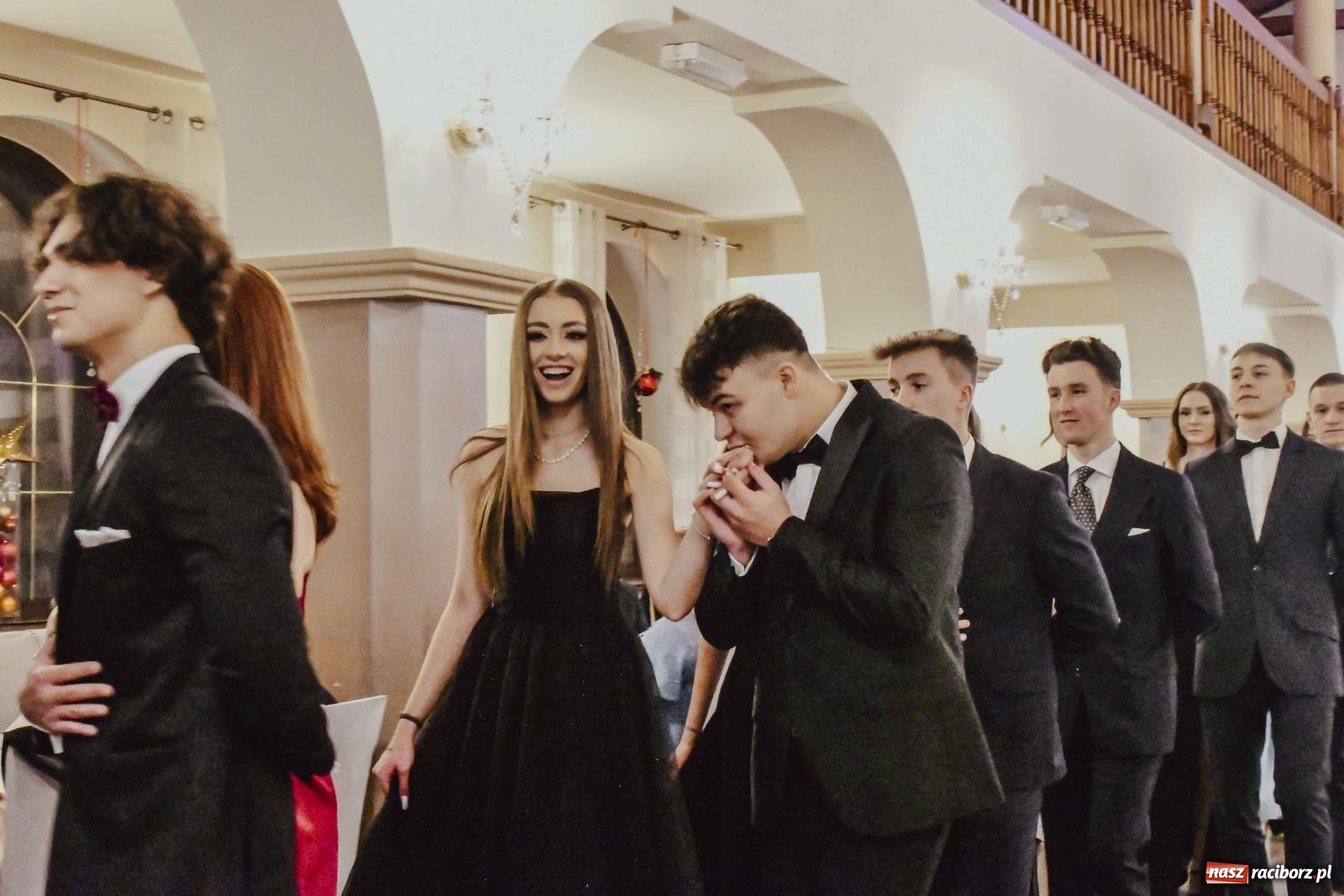 Zdjęcie w galerii na portalu naszraciborz.pl: Maturzyści I LO i Liceum Sztuk Plastycznych zatańczyli poloneza w Rogowie [FOTO i WIDEO] wiadomości z regionu