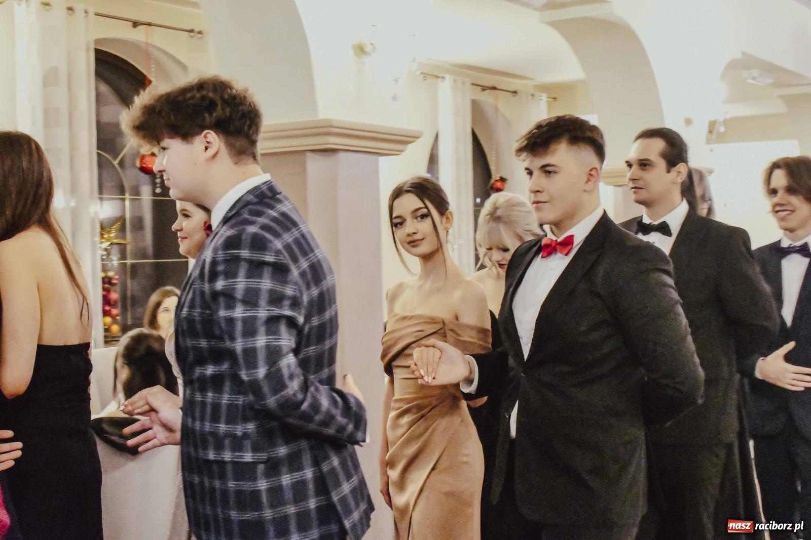 Zdjęcie w galerii na portalu naszraciborz.pl: Maturzyści I LO i Liceum Sztuk Plastycznych zatańczyli poloneza w Rogowie [FOTO i WIDEO] wiadomości z regionu