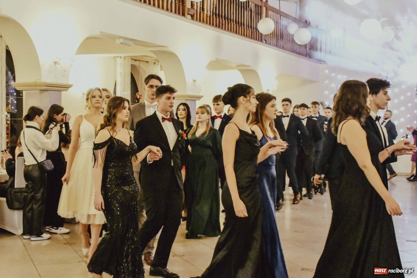 Zdjęcie w galerii na portalu naszraciborz.pl: Maturzyści I LO i Liceum Sztuk Plastycznych zatańczyli poloneza w Rogowie [FOTO i WIDEO] wiadomości z regionu
