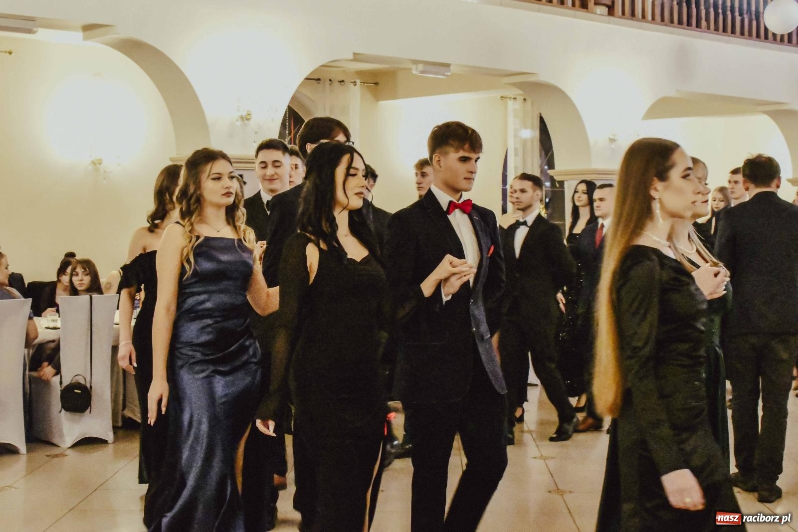 Zdjęcie w galerii na portalu naszraciborz.pl: Maturzyści I LO i Liceum Sztuk Plastycznych zatańczyli poloneza w Rogowie [FOTO i WIDEO] wiadomości z regionu