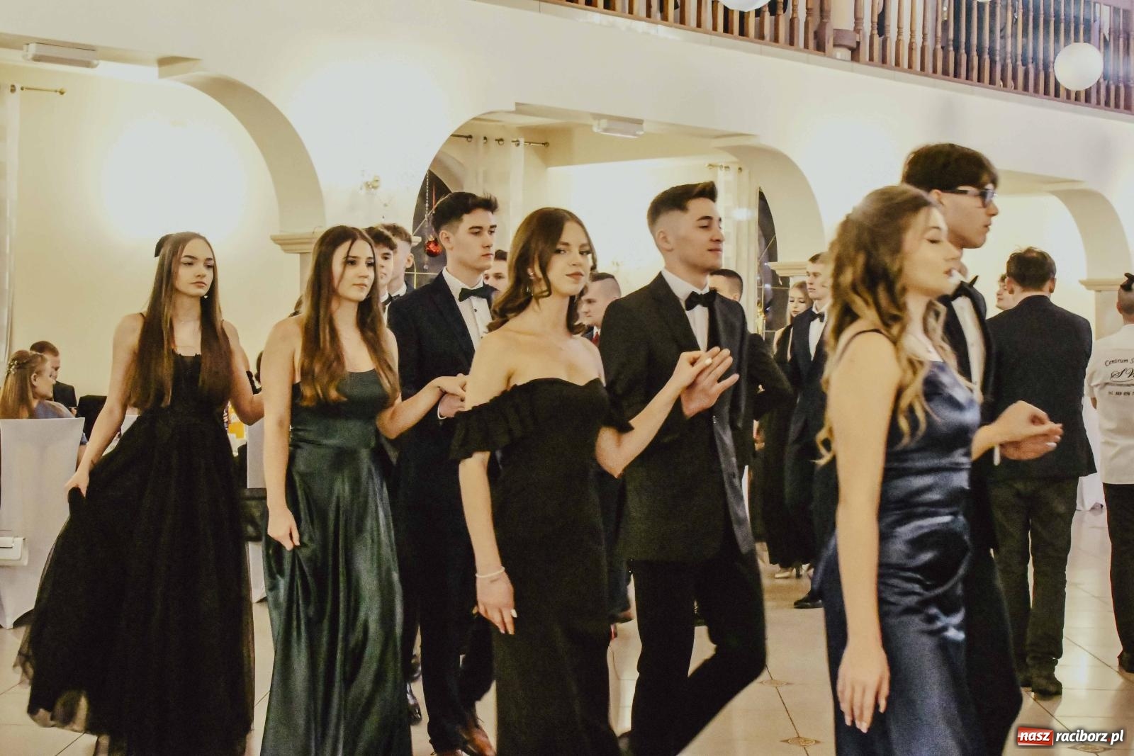 Zdjęcie w galerii na portalu naszraciborz.pl: Maturzyści I LO i Liceum Sztuk Plastycznych zatańczyli poloneza w Rogowie [FOTO i WIDEO] wiadomości z regionu