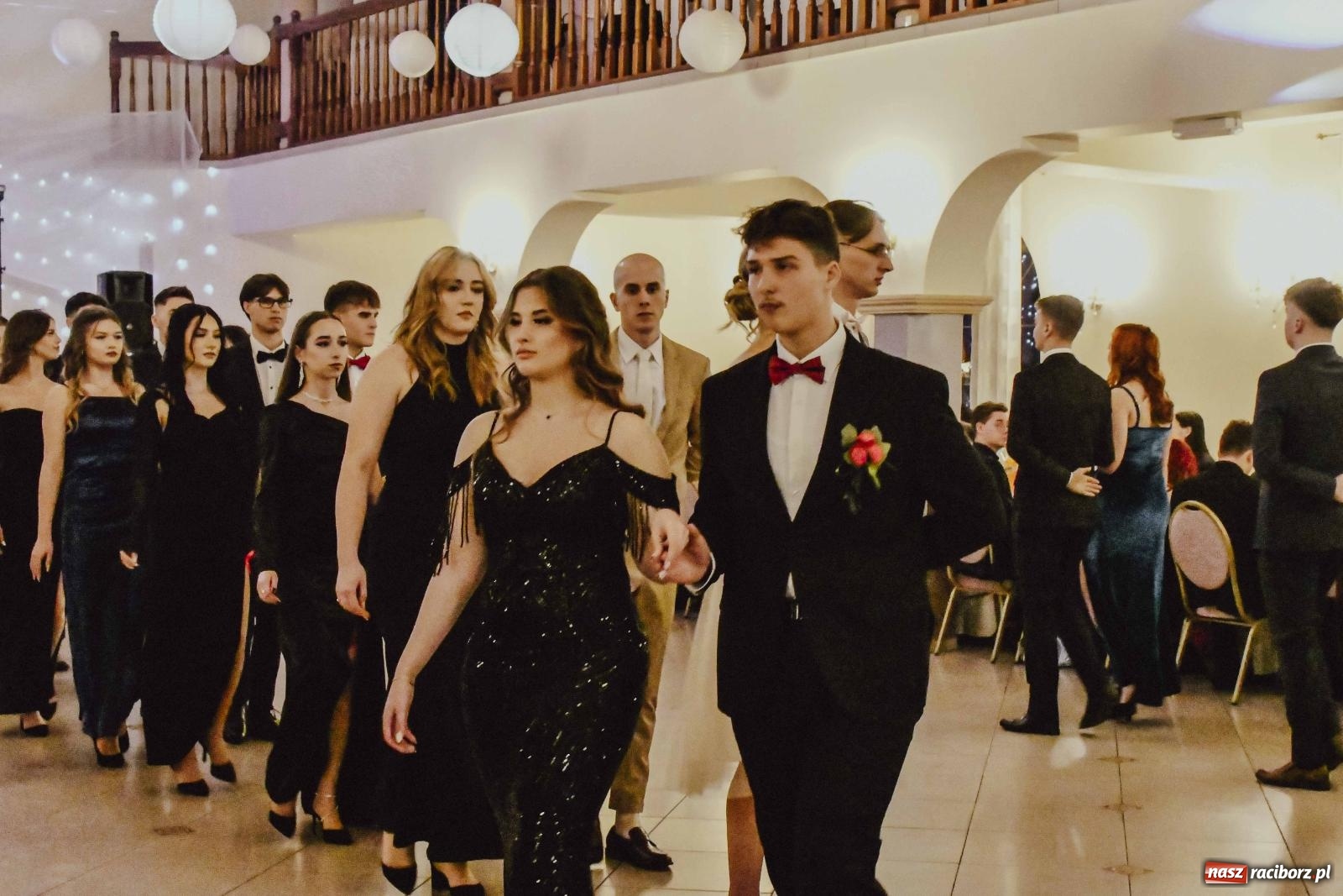 Zdjęcie w galerii na portalu naszraciborz.pl: Maturzyści I LO i Liceum Sztuk Plastycznych zatańczyli poloneza w Rogowie [FOTO i WIDEO] wiadomości z regionu