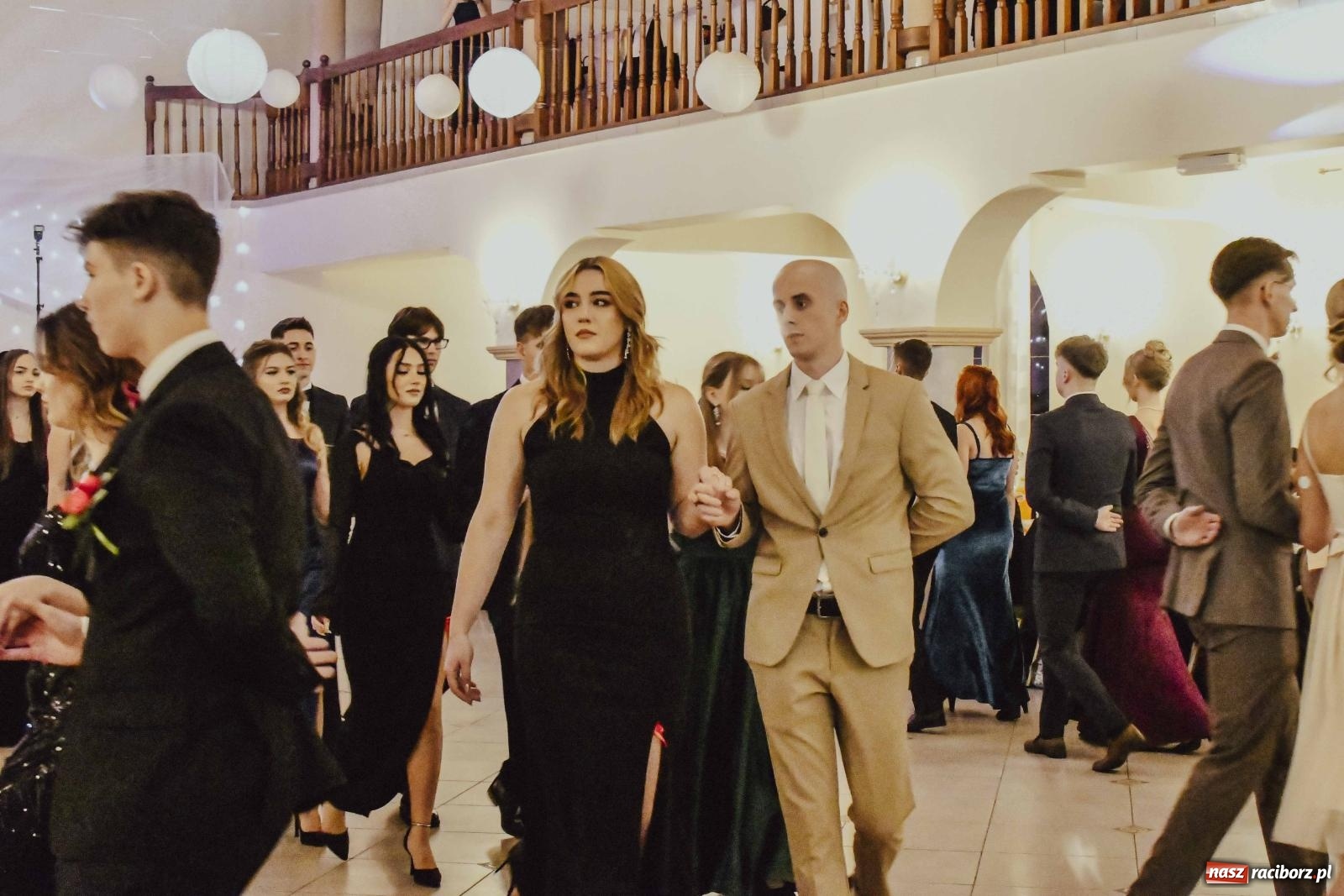 Zdjęcie w galerii na portalu naszraciborz.pl: Maturzyści I LO i Liceum Sztuk Plastycznych zatańczyli poloneza w Rogowie [FOTO i WIDEO] wiadomości z regionu