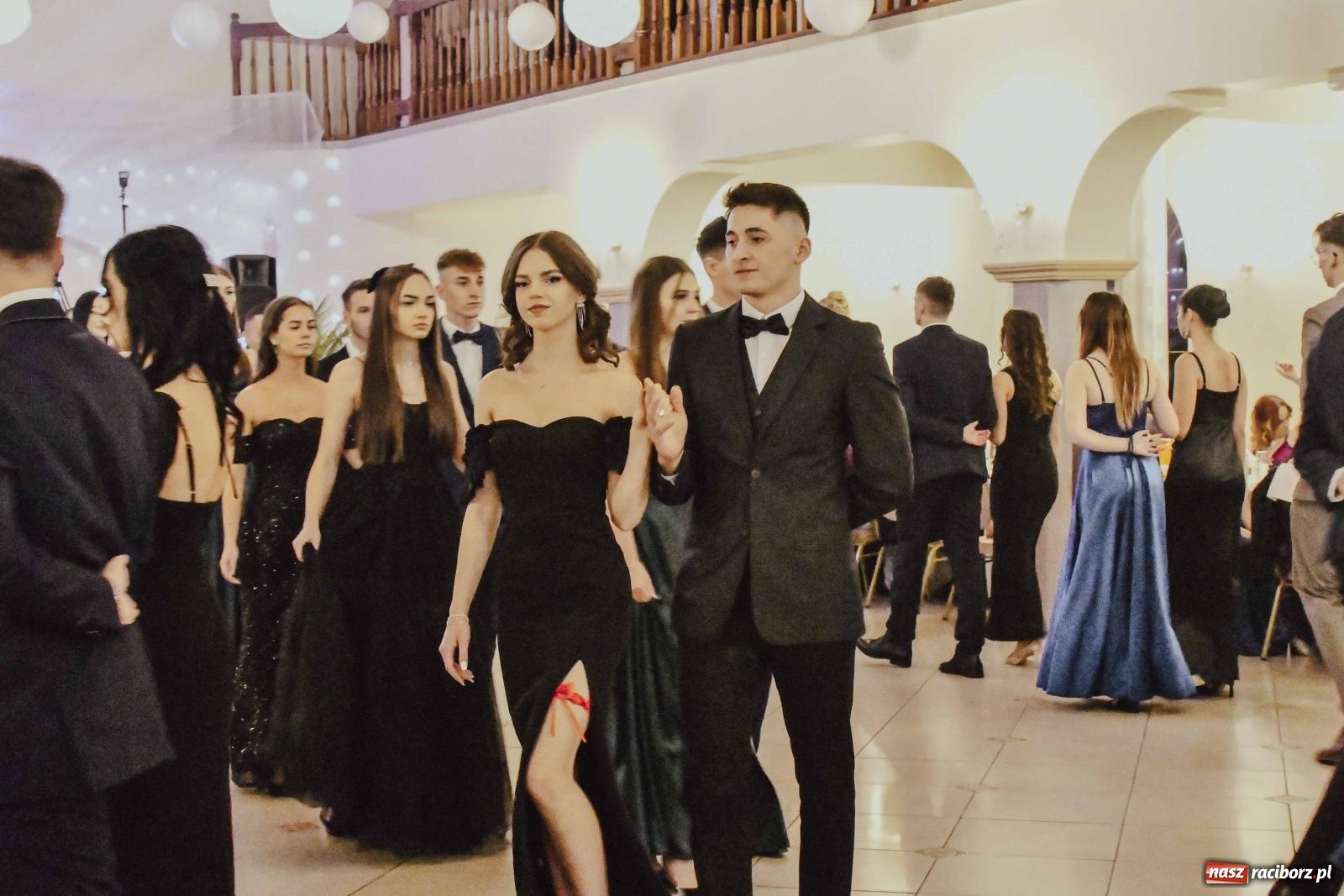 Zdjęcie w galerii na portalu naszraciborz.pl: Maturzyści I LO i Liceum Sztuk Plastycznych zatańczyli poloneza w Rogowie [FOTO i WIDEO] wiadomości z regionu