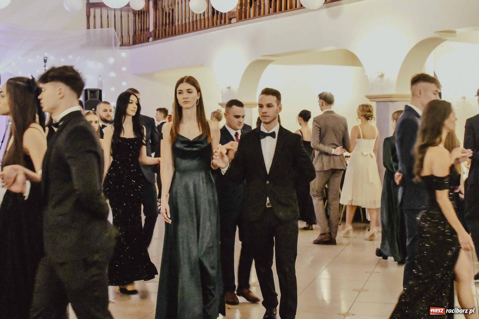Zdjęcie w galerii na portalu naszraciborz.pl: Maturzyści I LO i Liceum Sztuk Plastycznych zatańczyli poloneza w Rogowie [FOTO i WIDEO] wiadomości z regionu