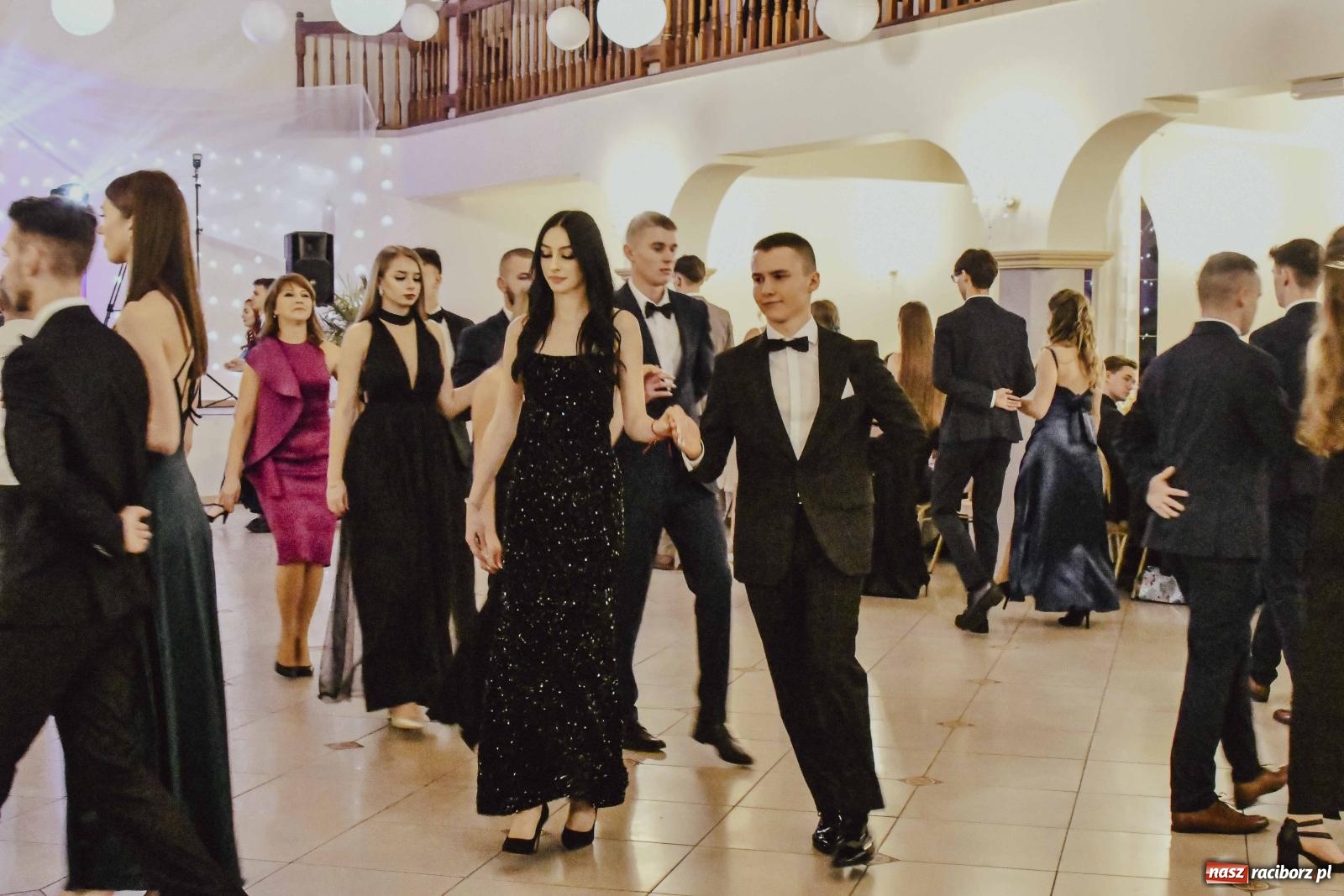 Zdjęcie w galerii na portalu naszraciborz.pl: Maturzyści I LO i Liceum Sztuk Plastycznych zatańczyli poloneza w Rogowie [FOTO i WIDEO] wiadomości z regionu