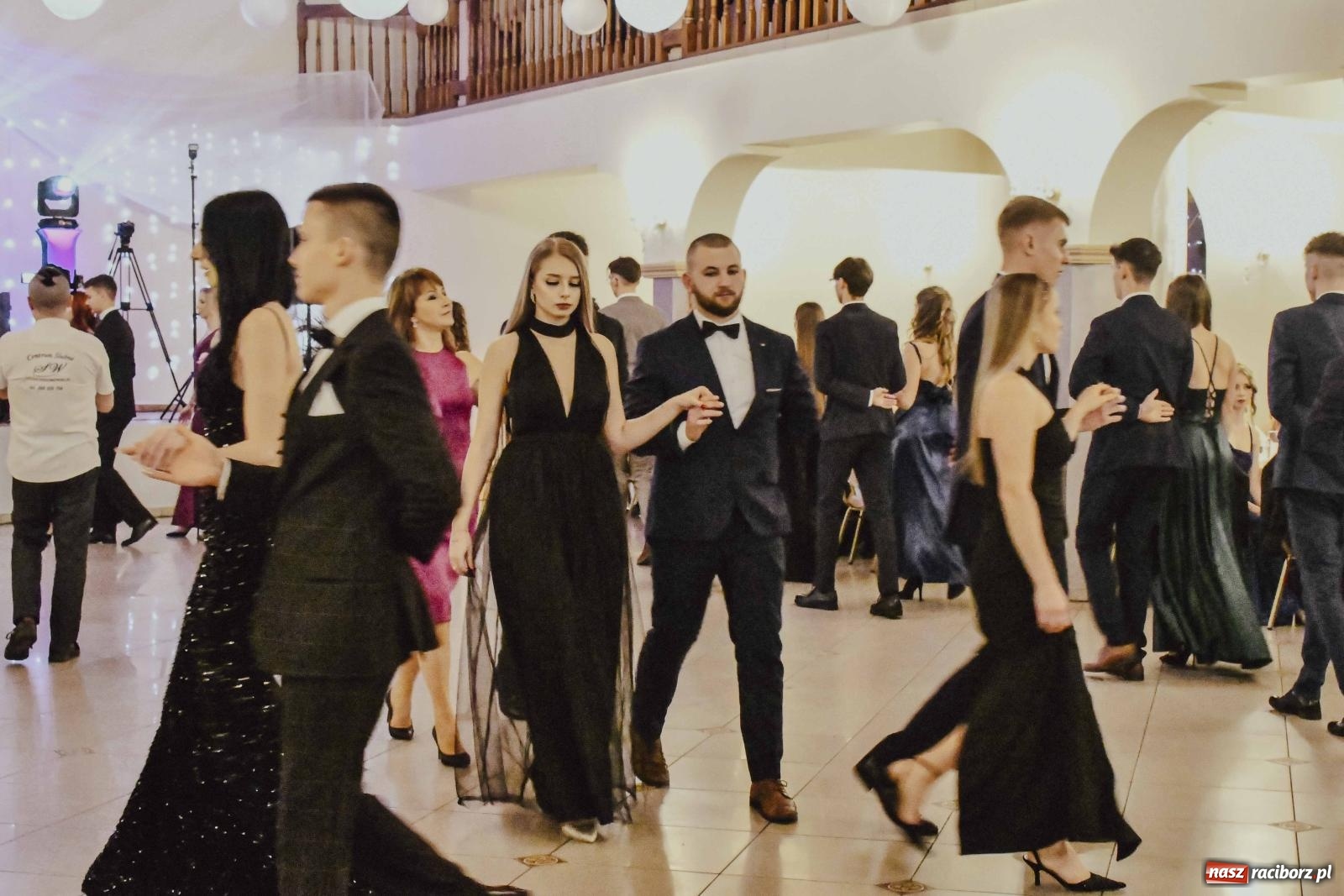 Zdjęcie w galerii na portalu naszraciborz.pl: Maturzyści I LO i Liceum Sztuk Plastycznych zatańczyli poloneza w Rogowie [FOTO i WIDEO] wiadomości z regionu