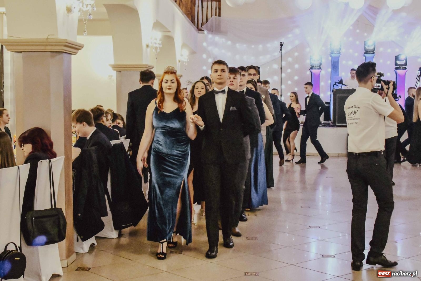 Zdjęcie w galerii na portalu naszraciborz.pl: Maturzyści I LO i Liceum Sztuk Plastycznych zatańczyli poloneza w Rogowie [FOTO i WIDEO] wiadomości z regionu