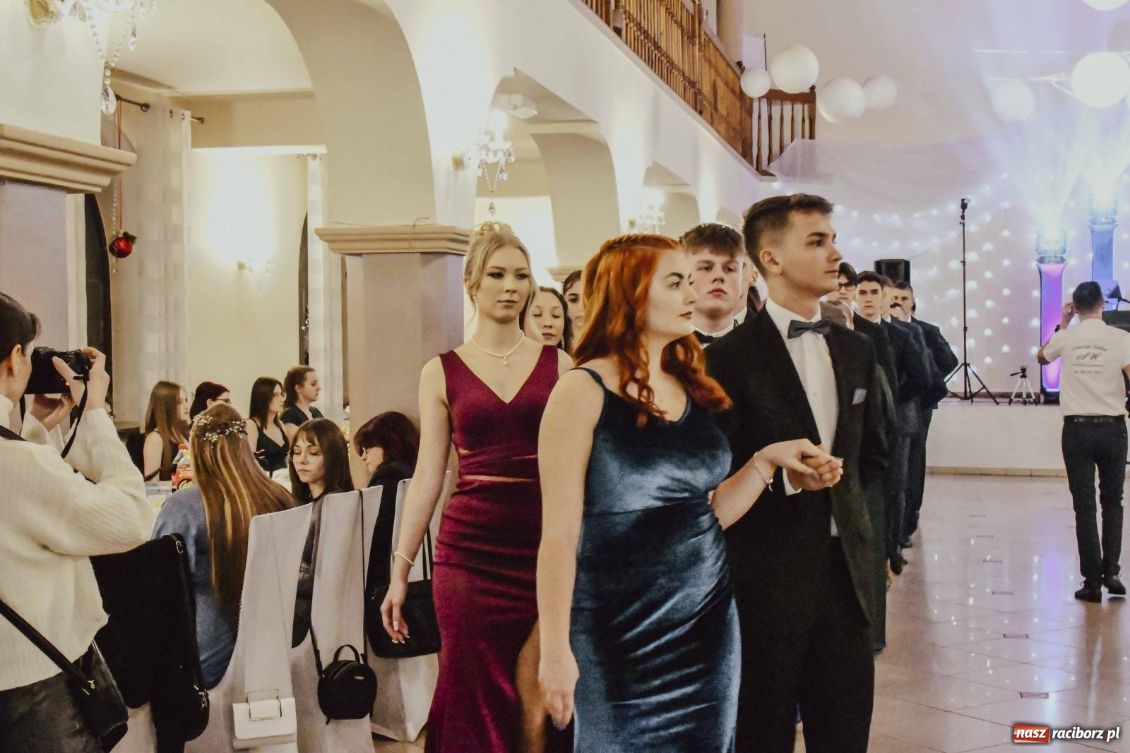 Zdjęcie w galerii na portalu naszraciborz.pl: Maturzyści I LO i Liceum Sztuk Plastycznych zatańczyli poloneza w Rogowie [FOTO i WIDEO] wiadomości z regionu