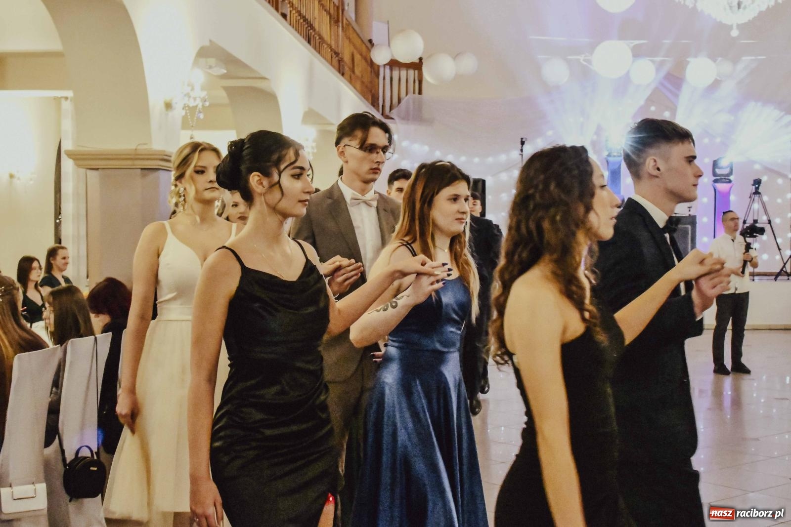 Zdjęcie w galerii na portalu naszraciborz.pl: Maturzyści I LO i Liceum Sztuk Plastycznych zatańczyli poloneza w Rogowie [FOTO i WIDEO] wiadomości z regionu