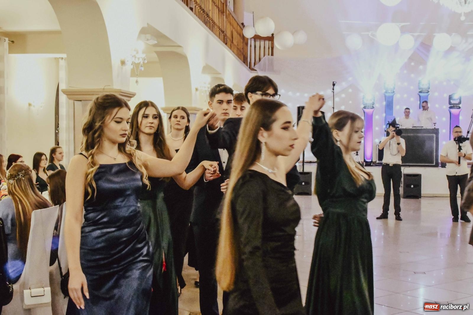 Zdjęcie w galerii na portalu naszraciborz.pl: Maturzyści I LO i Liceum Sztuk Plastycznych zatańczyli poloneza w Rogowie [FOTO i WIDEO] wiadomości z regionu