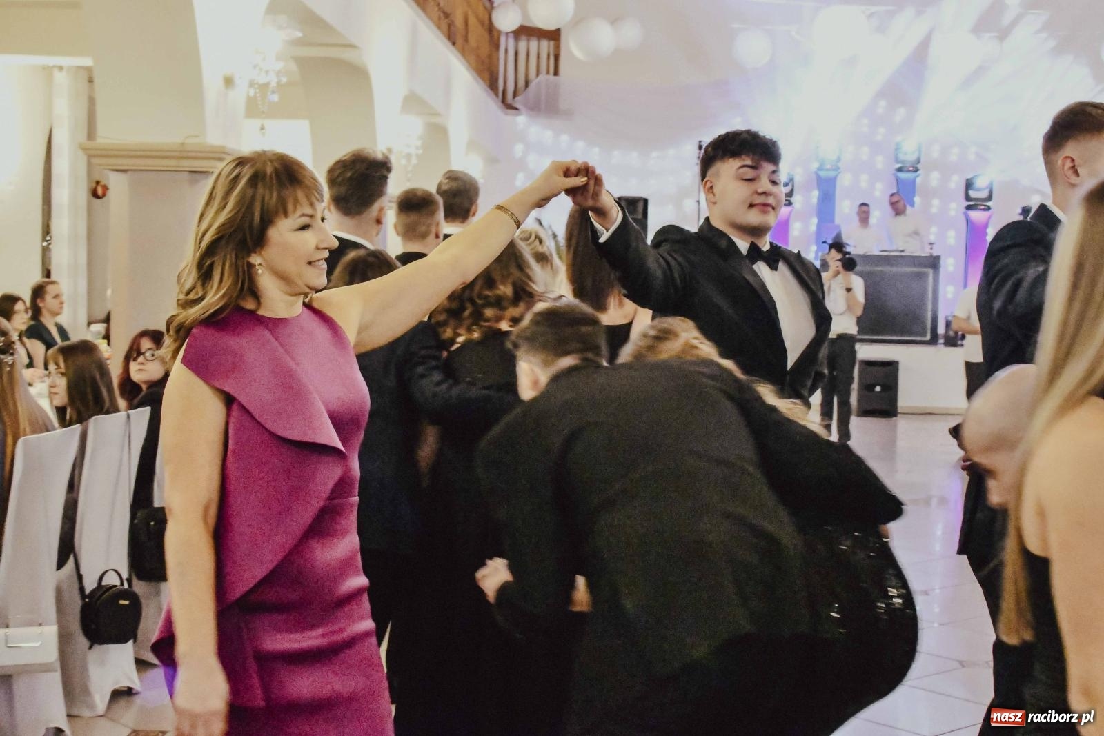 Zdjęcie w galerii na portalu naszraciborz.pl: Maturzyści I LO i Liceum Sztuk Plastycznych zatańczyli poloneza w Rogowie [FOTO i WIDEO] wiadomości z regionu
