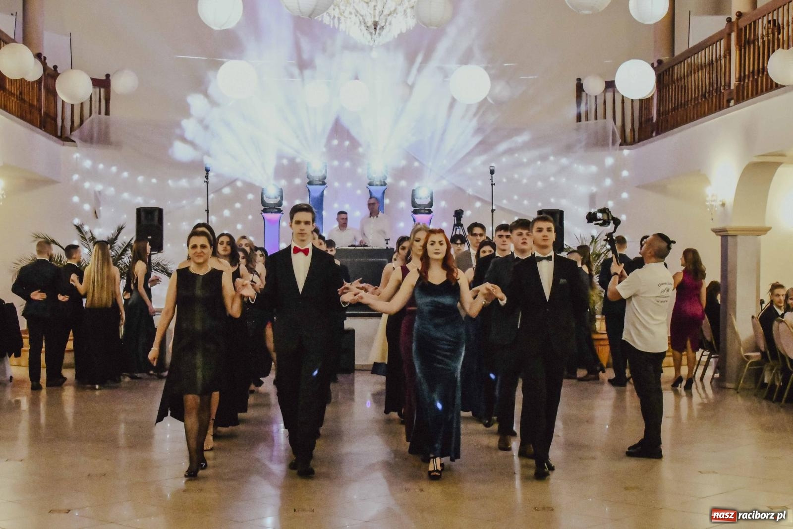 Zdjęcie w galerii na portalu naszraciborz.pl: Maturzyści I LO i Liceum Sztuk Plastycznych zatańczyli poloneza w Rogowie [FOTO i WIDEO] wiadomości z regionu