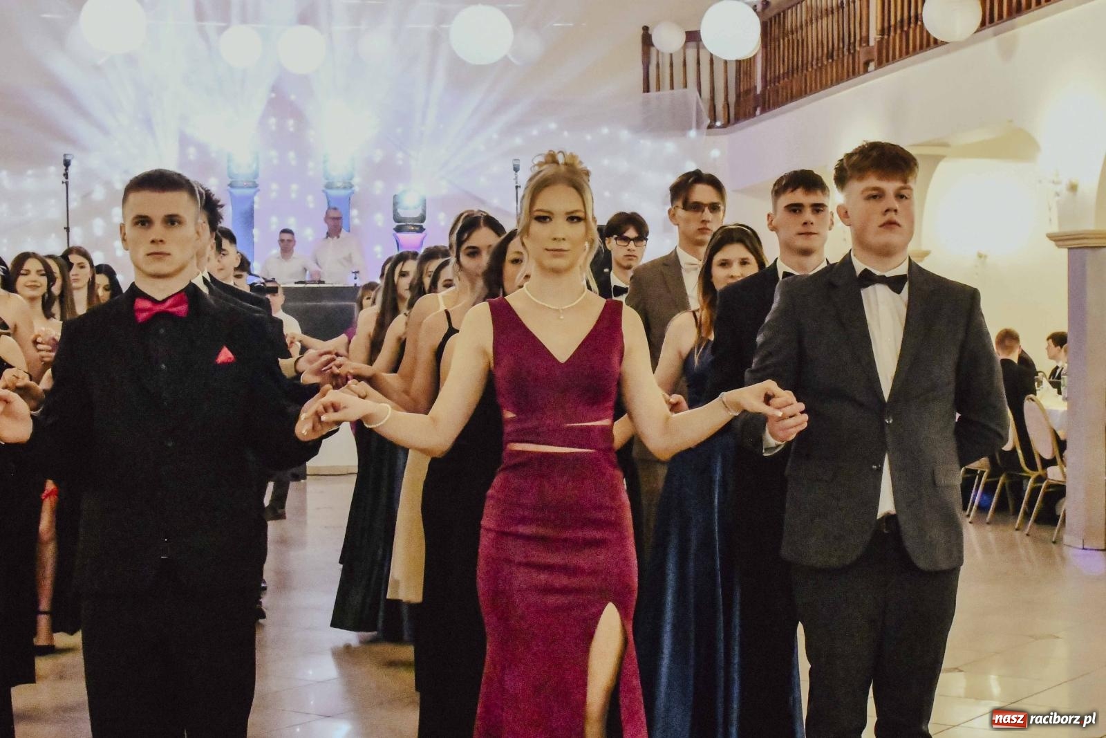 Zdjęcie w galerii na portalu naszraciborz.pl: Maturzyści I LO i Liceum Sztuk Plastycznych zatańczyli poloneza w Rogowie [FOTO i WIDEO] wiadomości z regionu