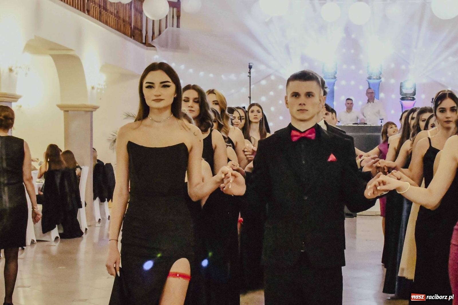 Zdjęcie w galerii na portalu naszraciborz.pl: Maturzyści I LO i Liceum Sztuk Plastycznych zatańczyli poloneza w Rogowie [FOTO i WIDEO] wiadomości z regionu