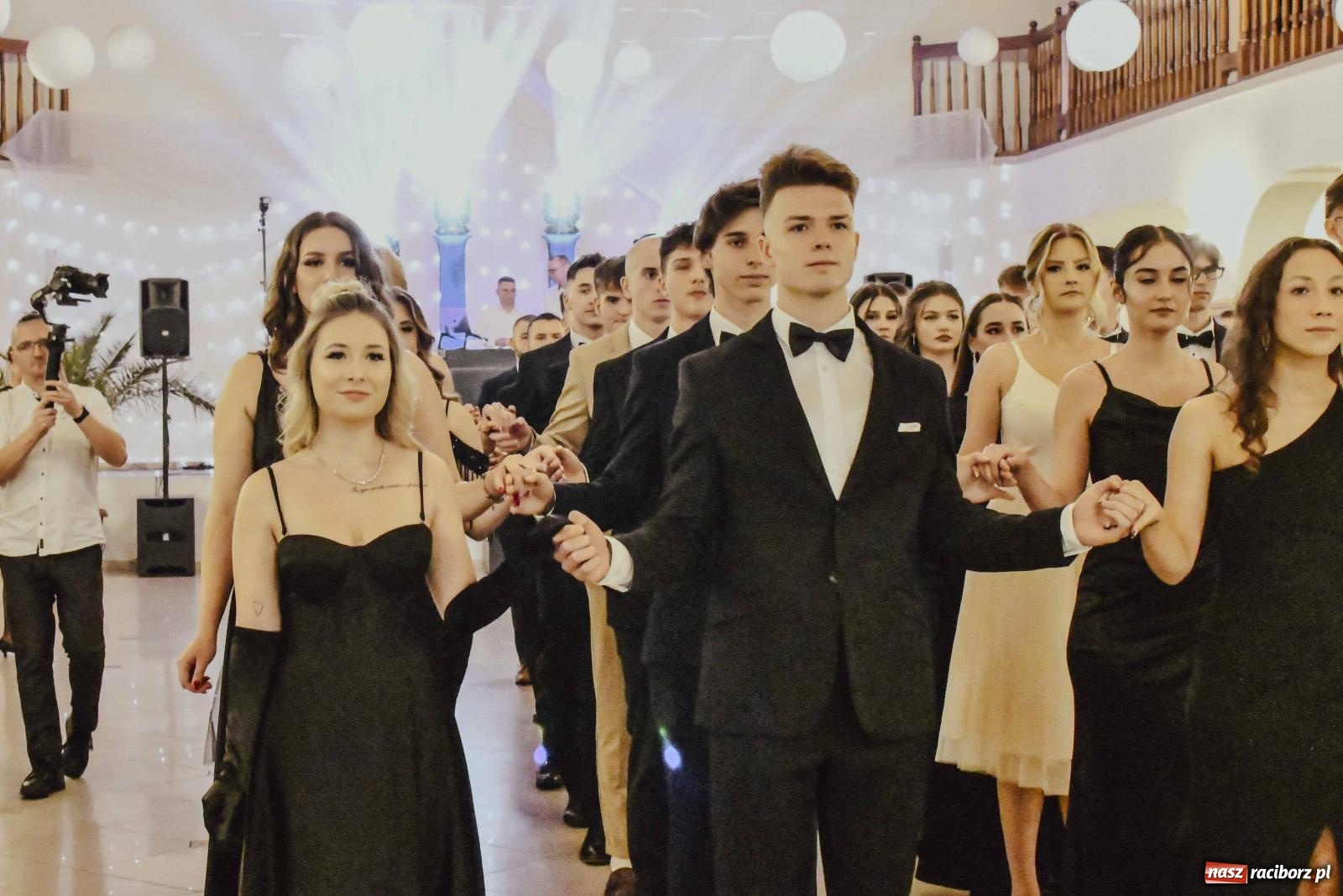 Zdjęcie w galerii na portalu naszraciborz.pl: Maturzyści I LO i Liceum Sztuk Plastycznych zatańczyli poloneza w Rogowie [FOTO i WIDEO] wiadomości z regionu