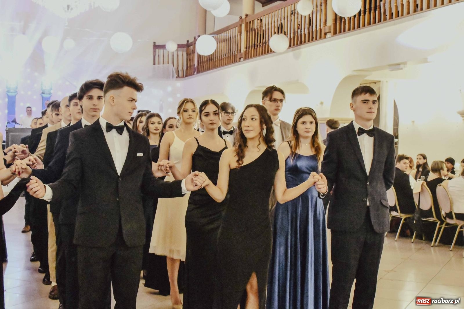 Zdjęcie w galerii na portalu naszraciborz.pl: Maturzyści I LO i Liceum Sztuk Plastycznych zatańczyli poloneza w Rogowie [FOTO i WIDEO] wiadomości z regionu