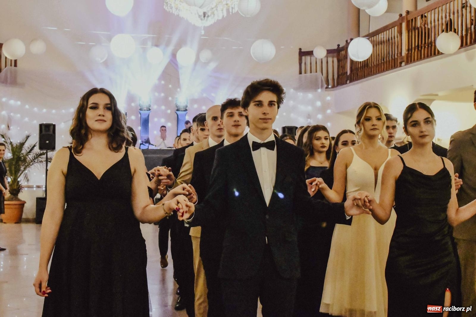Zdjęcie w galerii na portalu naszraciborz.pl: Maturzyści I LO i Liceum Sztuk Plastycznych zatańczyli poloneza w Rogowie [FOTO i WIDEO] wiadomości z regionu