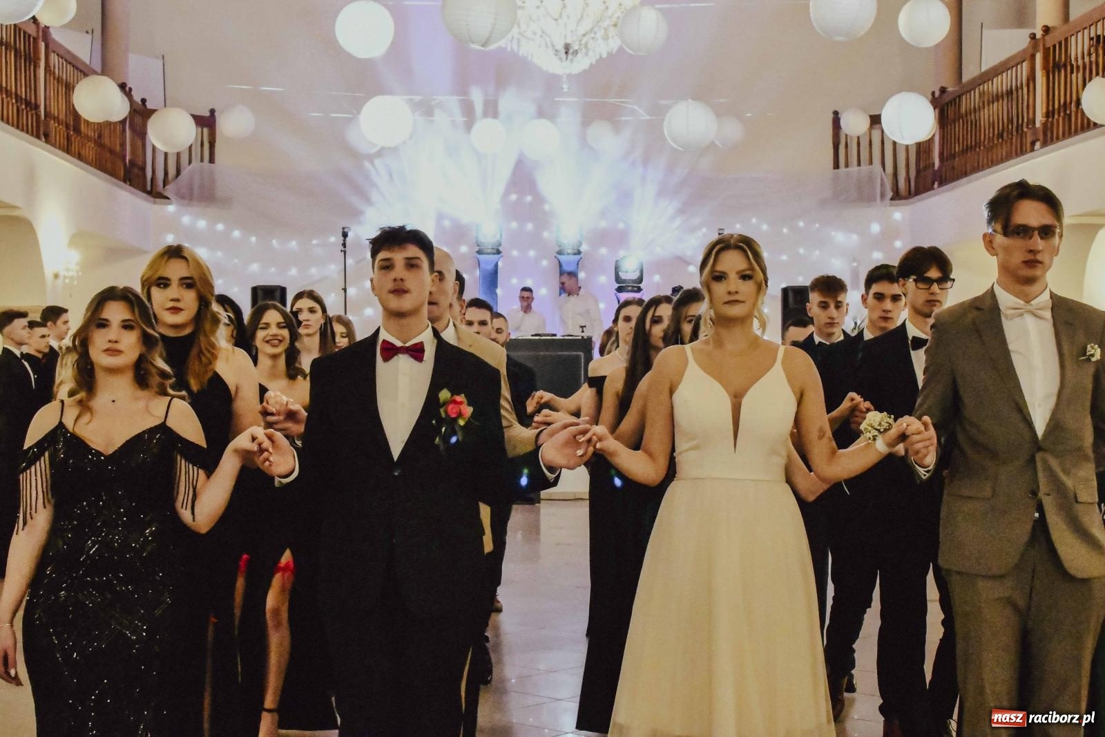 Zdjęcie w galerii na portalu naszraciborz.pl: Maturzyści I LO i Liceum Sztuk Plastycznych zatańczyli poloneza w Rogowie [FOTO i WIDEO] wiadomości z regionu