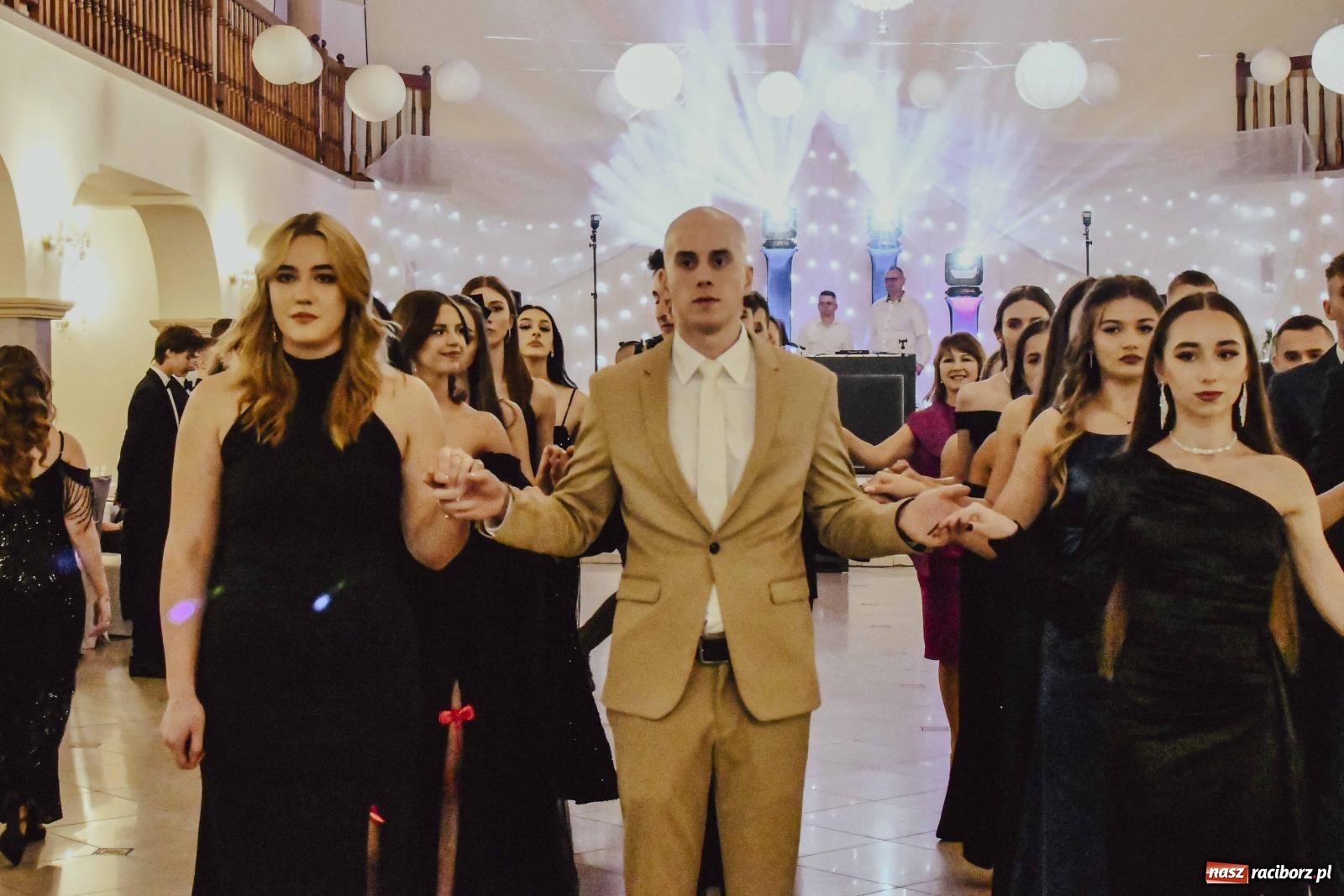 Zdjęcie w galerii na portalu naszraciborz.pl: Maturzyści I LO i Liceum Sztuk Plastycznych zatańczyli poloneza w Rogowie [FOTO i WIDEO] wiadomości z regionu