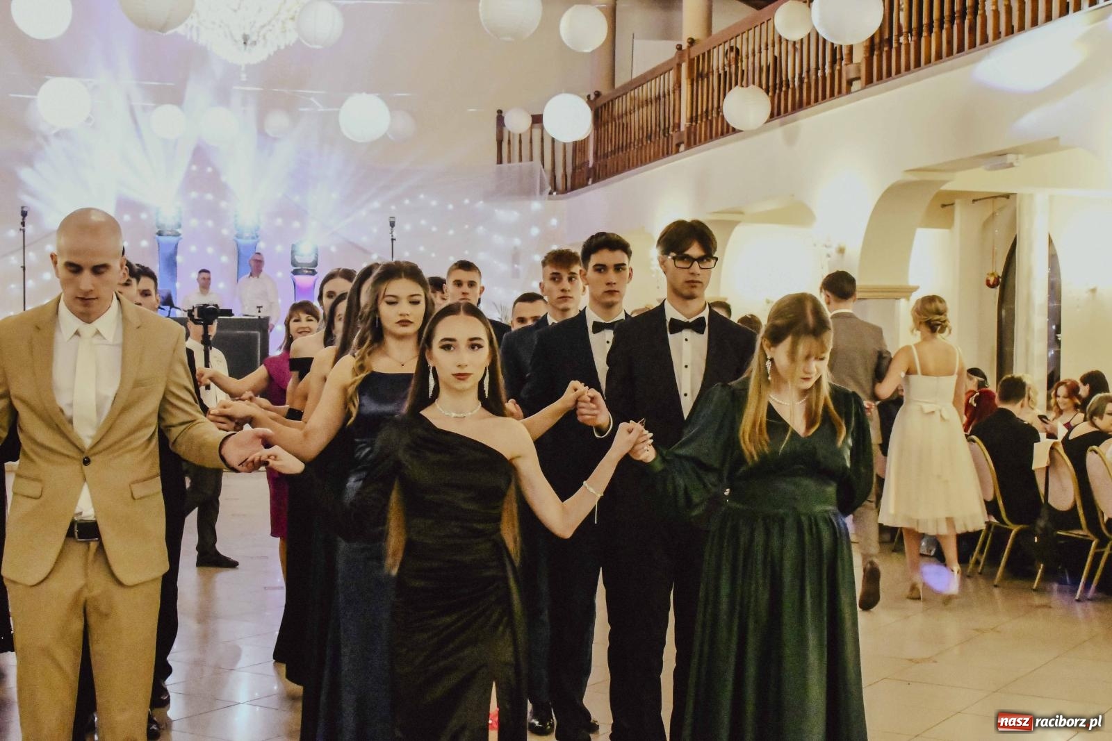 Zdjęcie w galerii na portalu naszraciborz.pl: Maturzyści I LO i Liceum Sztuk Plastycznych zatańczyli poloneza w Rogowie [FOTO i WIDEO] wiadomości z regionu