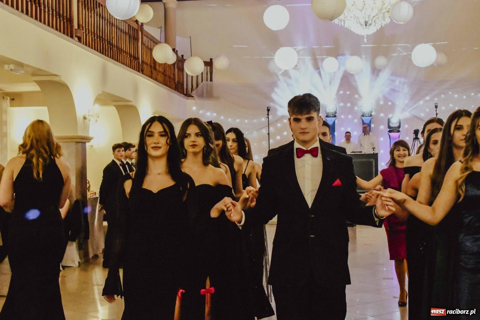 Zdjęcie w galerii na portalu naszraciborz.pl: Maturzyści I LO i Liceum Sztuk Plastycznych zatańczyli poloneza w Rogowie [FOTO i WIDEO] wiadomości z regionu