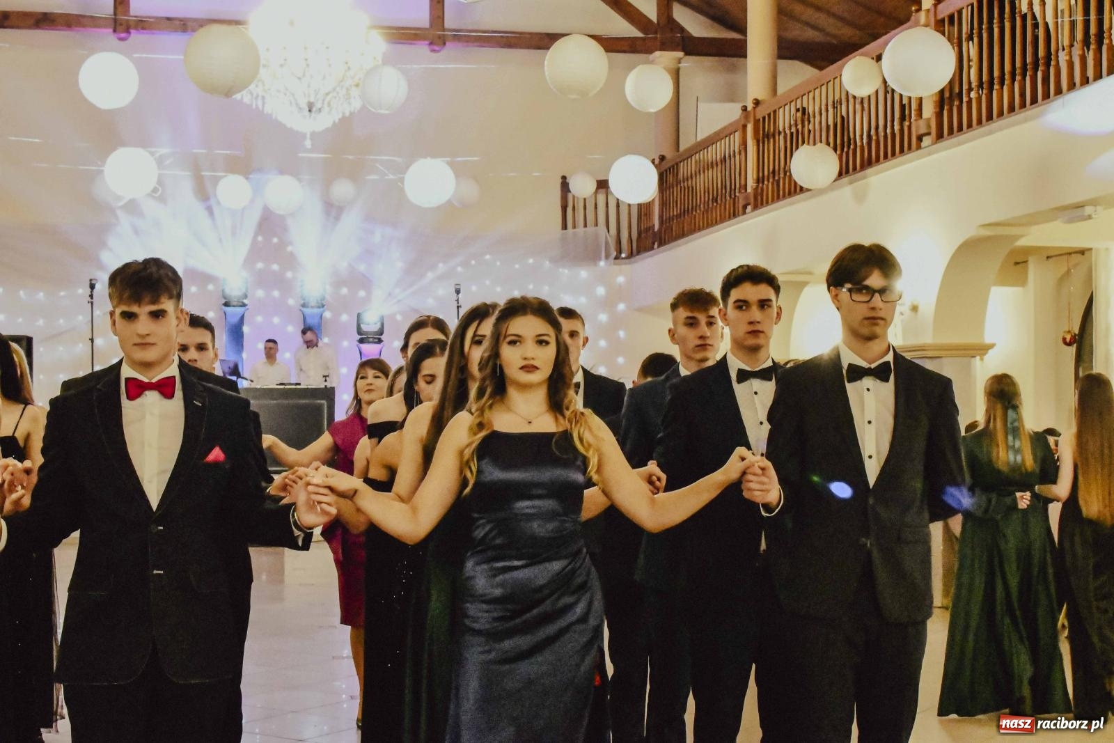 Zdjęcie w galerii na portalu naszraciborz.pl: Maturzyści I LO i Liceum Sztuk Plastycznych zatańczyli poloneza w Rogowie [FOTO i WIDEO] wiadomości z regionu