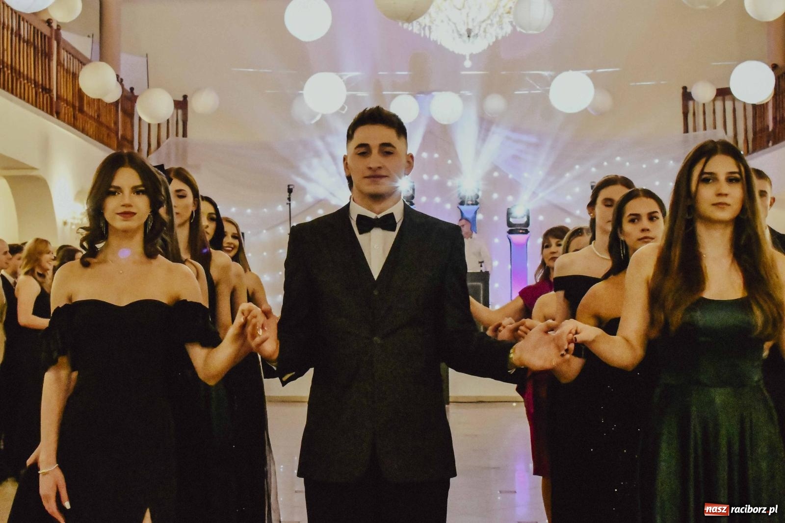 Zdjęcie w galerii na portalu naszraciborz.pl: Maturzyści I LO i Liceum Sztuk Plastycznych zatańczyli poloneza w Rogowie [FOTO i WIDEO] wiadomości z regionu