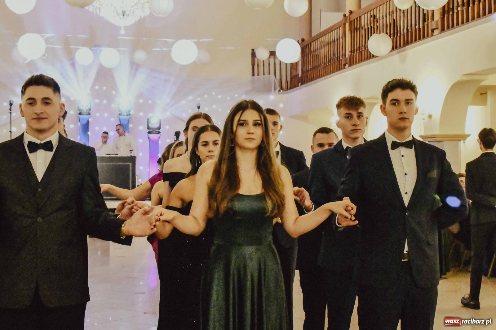 Zdjęcie w galerii na portalu naszraciborz.pl: Maturzyści I LO i Liceum Sztuk Plastycznych zatańczyli poloneza w Rogowie [FOTO i WIDEO] wiadomości z regionu