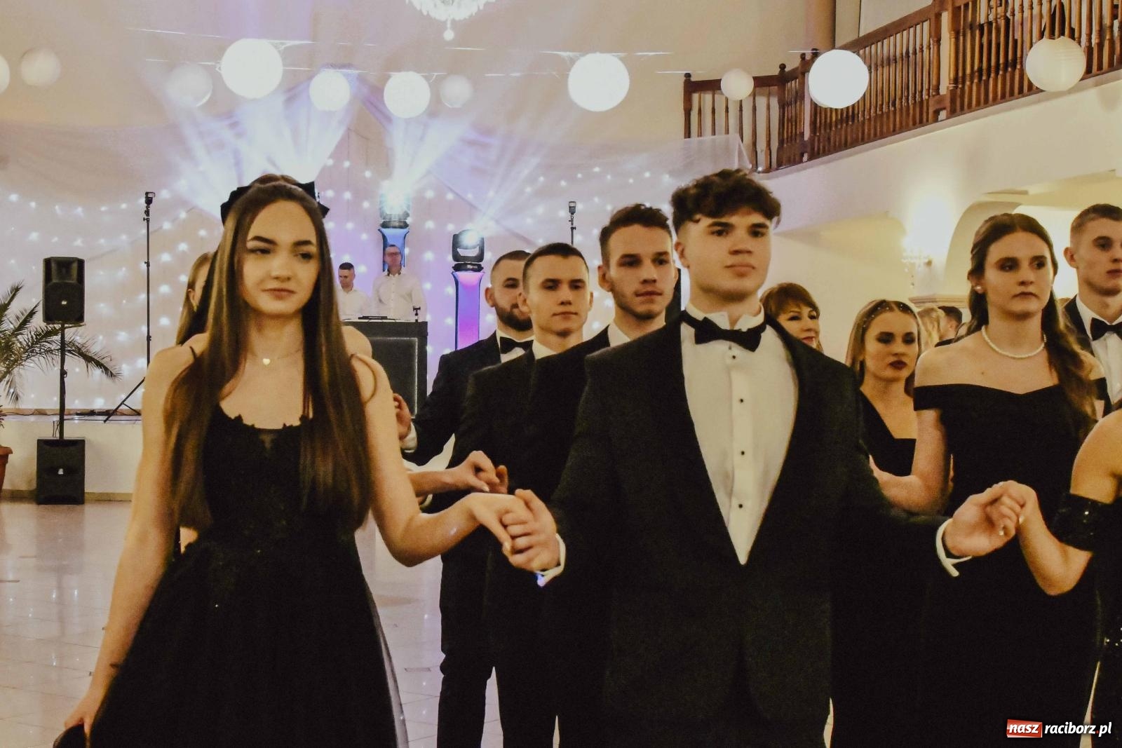 Zdjęcie w galerii na portalu naszraciborz.pl: Maturzyści I LO i Liceum Sztuk Plastycznych zatańczyli poloneza w Rogowie [FOTO i WIDEO] wiadomości z regionu