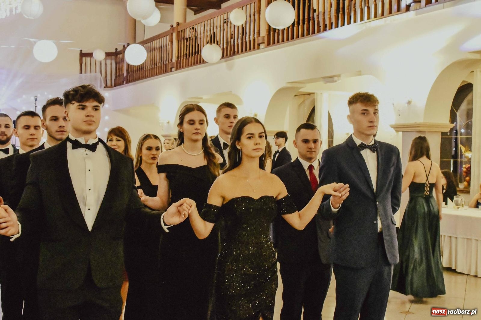 Zdjęcie w galerii na portalu naszraciborz.pl: Maturzyści I LO i Liceum Sztuk Plastycznych zatańczyli poloneza w Rogowie [FOTO i WIDEO] wiadomości z regionu