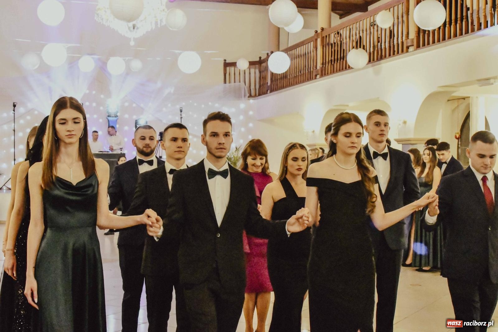 Zdjęcie w galerii na portalu naszraciborz.pl: Maturzyści I LO i Liceum Sztuk Plastycznych zatańczyli poloneza w Rogowie [FOTO i WIDEO] wiadomości z regionu