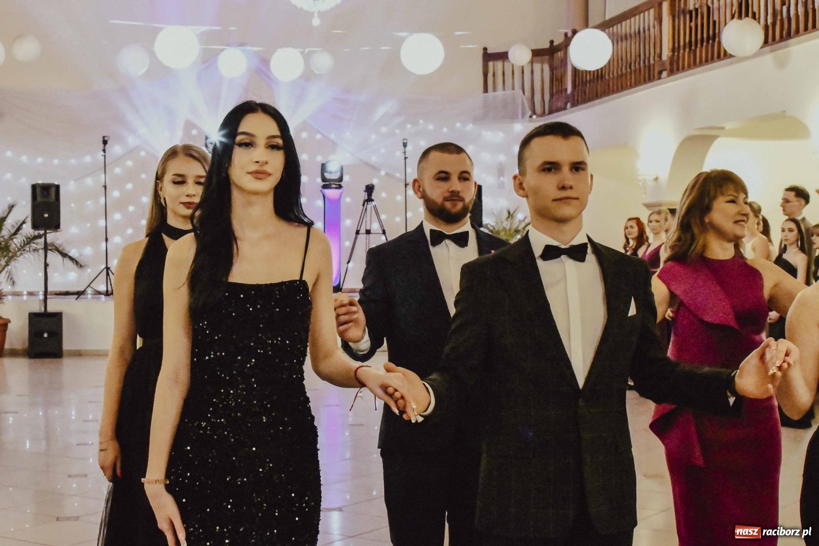 Zdjęcie w galerii na portalu naszraciborz.pl: Maturzyści I LO i Liceum Sztuk Plastycznych zatańczyli poloneza w Rogowie [FOTO i WIDEO] wiadomości z regionu