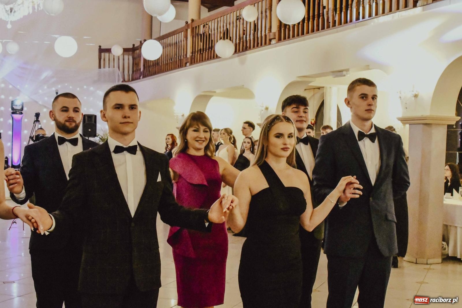 Zdjęcie w galerii na portalu naszraciborz.pl: Maturzyści I LO i Liceum Sztuk Plastycznych zatańczyli poloneza w Rogowie [FOTO i WIDEO] wiadomości z regionu
