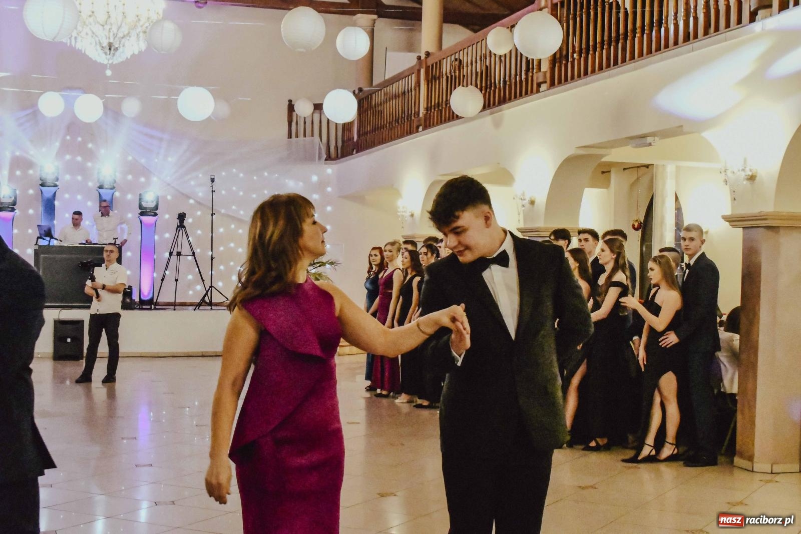 Zdjęcie w galerii na portalu naszraciborz.pl: Maturzyści I LO i Liceum Sztuk Plastycznych zatańczyli poloneza w Rogowie [FOTO i WIDEO] wiadomości z regionu