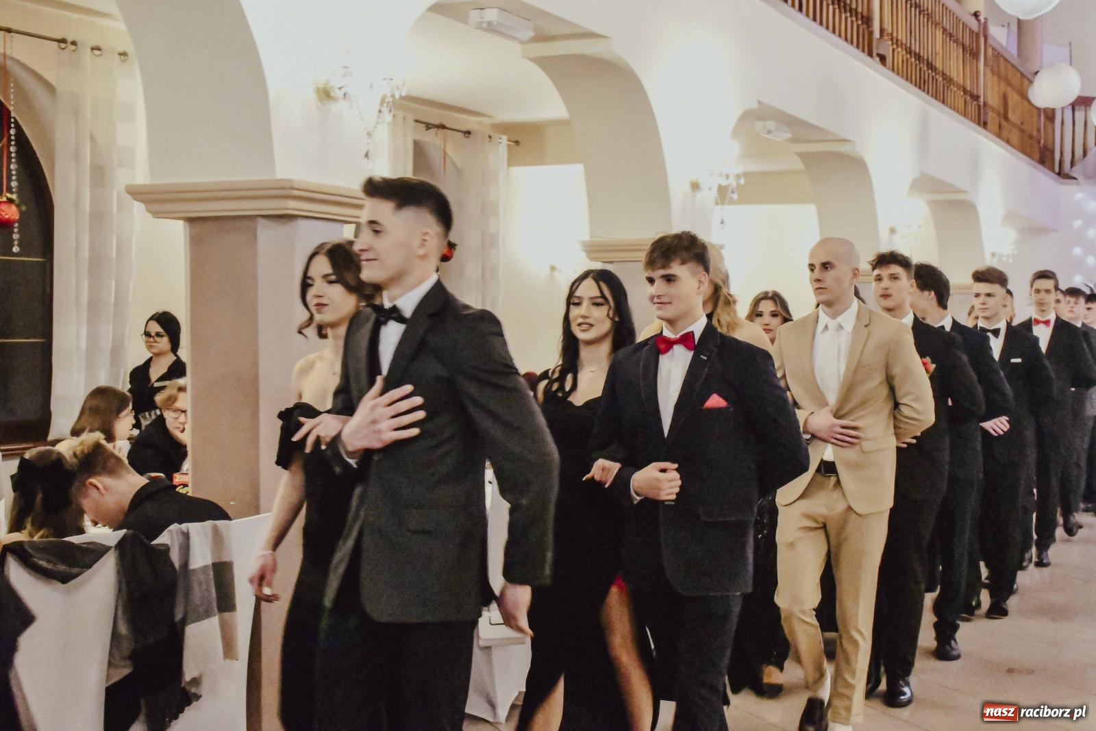Zdjęcie w galerii na portalu naszraciborz.pl: Maturzyści I LO i Liceum Sztuk Plastycznych zatańczyli poloneza w Rogowie [FOTO i WIDEO] wiadomości z regionu