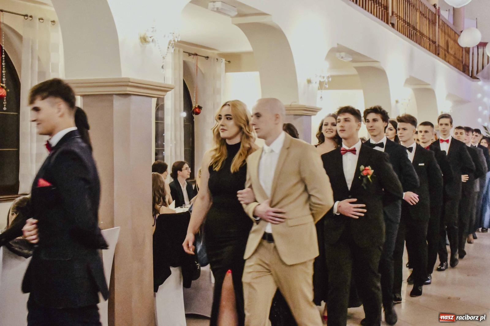 Zdjęcie w galerii na portalu naszraciborz.pl: Maturzyści I LO i Liceum Sztuk Plastycznych zatańczyli poloneza w Rogowie [FOTO i WIDEO] wiadomości z regionu