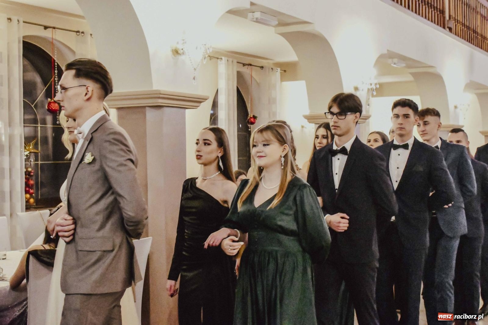 Zdjęcie w galerii na portalu naszraciborz.pl: Maturzyści I LO i Liceum Sztuk Plastycznych zatańczyli poloneza w Rogowie [FOTO i WIDEO] wiadomości z regionu